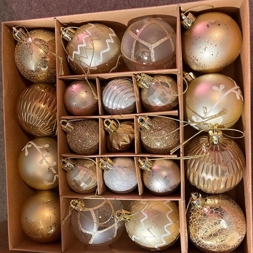 Decor‎ by Hannah 21 Piece Shatterproof Christmas Ornament Set Gold Silver